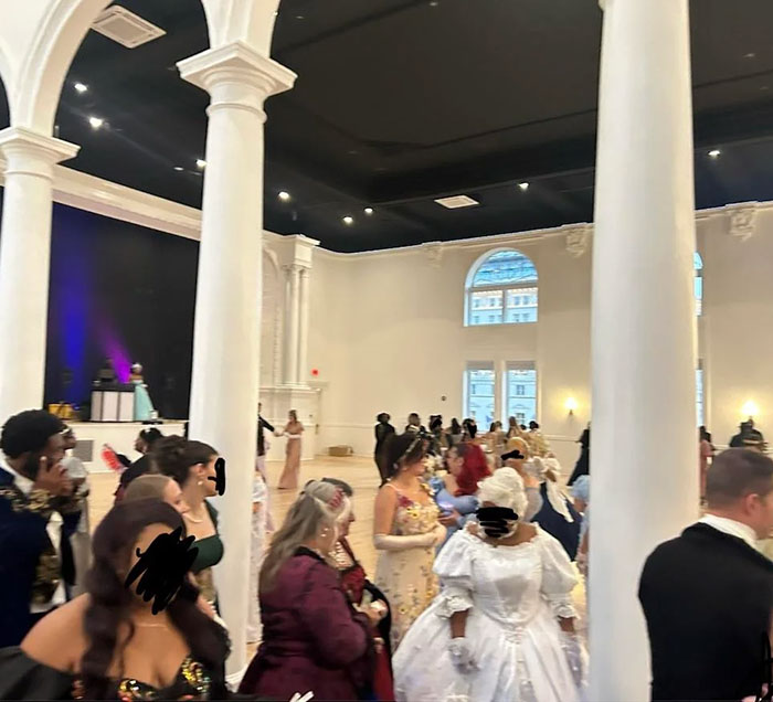 "This Is Insane": Bridgerton-Themed Event Goes Viral For Its Horrible Conditions And Pole Dancer "This Is Insane": Bridgerton-Themed Event Goes Viral For Its Horrible Conditions And Pole Dancer