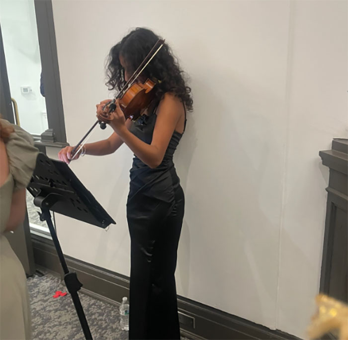 "This Is Insane": Bridgerton-Themed Event Goes Viral For Its Horrible Conditions And Pole Dancer "This Is Insane": Bridgerton-Themed Event Goes Viral For Its Horrible Conditions And Pole Dancer