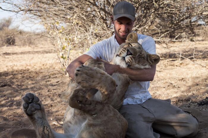 A Beautiful Friendship Between This Caregiver And Lioness That Started 13 Years Ago A Beautiful Friendship Between This Caregiver And Lioness That Started 13 Years Ago