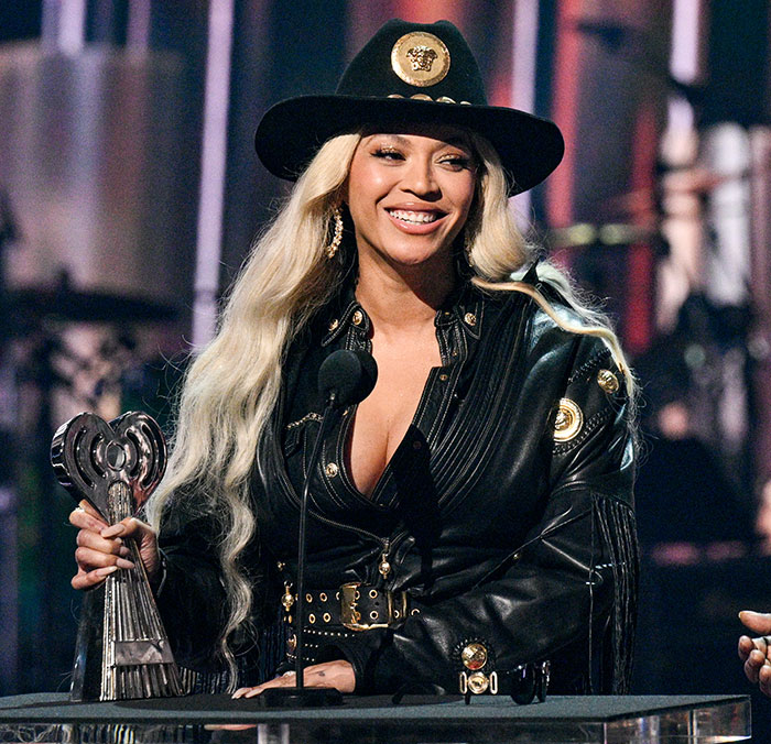 Dolly Parton Says She'd Duet With Beyoncé Live, But Defends The CMA Awards After Nomination Snub Dolly Parton Says She'd Duet With Beyoncé Live, But Defends The CMA Awards After Nomination Snub