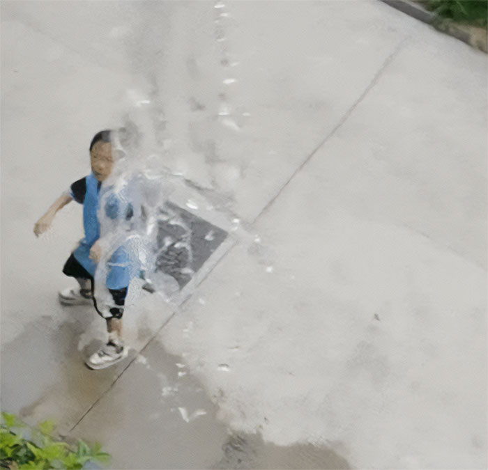 Netizens Praise Mom For Pouring Water On Son After His Pranks On Classmates Go Too Far Netizens Praise Mom For Pouring Water On Son After His Pranks On Classmates Go Too Far