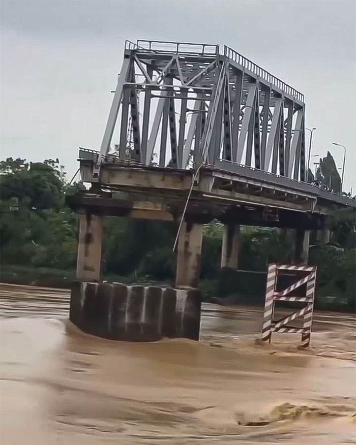 WATCH: Video Captures Typhoon Yagi Causing The Collapse Of A Busy Bridge In Vietnam WATCH: Video Captures Typhoon Yagi Causing The Collapse Of A Busy Bridge In Vietnam