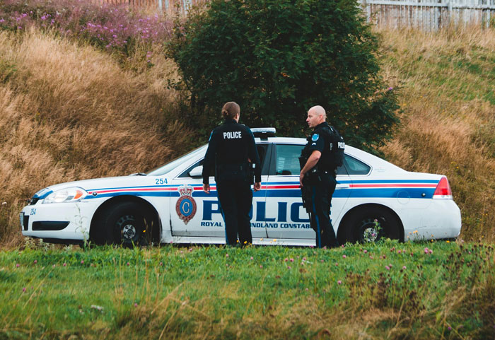 "I Saw The Cop Arrive": Service Guy Wants To Play It Safe After 4YO Kid Answers The Door "I Saw The Cop Arrive": Service Guy Wants To Play It Safe After 4YO Kid Answers The Door