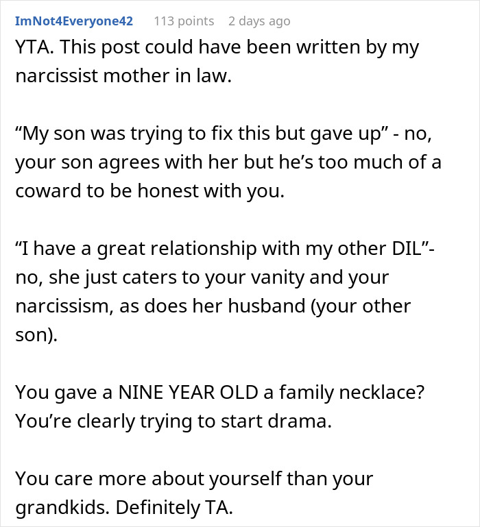 Text discussing family relationships and giving a necklace to a grandchild, sparking family drama. Text discussing family relationships and giving a necklace to a grandchild, sparking family drama.