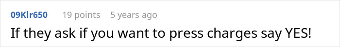 “I Don’t Work Here, Lady”: Karen Wrongly Assumes Customer Is An Employee, Physically Hurts Her “I Don’t Work Here, Lady”: Karen Wrongly Assumes Customer Is An Employee, Physically Hurts Her