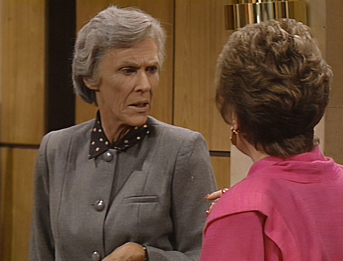 “It’s A Public Service Announcement”: Daughter’s Unforgiving Obituary For Mom Goes Viral “It’s A Public Service Announcement”: Daughter’s Unforgiving Obituary For Mom Goes Viral