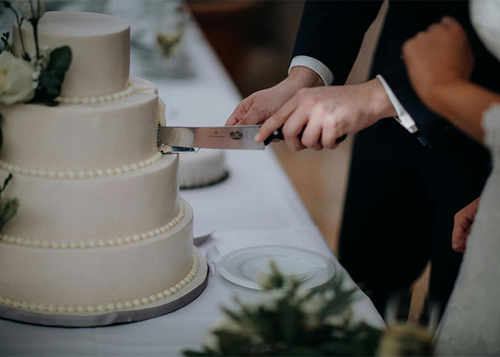 Dad Pressures His Soon-To-Be DIL To Wear His Late Wife’s Wedding Dress Decades After She Died Dad Pressures His Soon-To-Be DIL To Wear His Late Wife’s Wedding Dress Decades After She Died