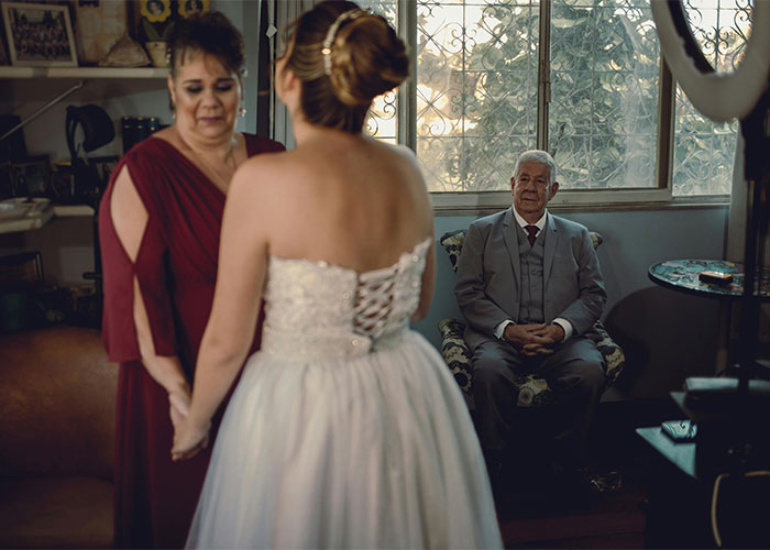 Dad Pressures His Soon-To-Be DIL To Wear His Late Wife’s Wedding Dress Decades After She Died Dad Pressures His Soon-To-Be DIL To Wear His Late Wife’s Wedding Dress Decades After She Died