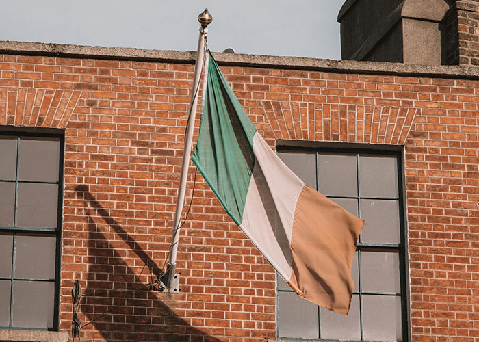 Irish American Mocks A British Guy, Gets A Reality Check After He Waves Passport In His Face Irish American Mocks A British Guy, Gets A Reality Check After He Waves Passport In His Face