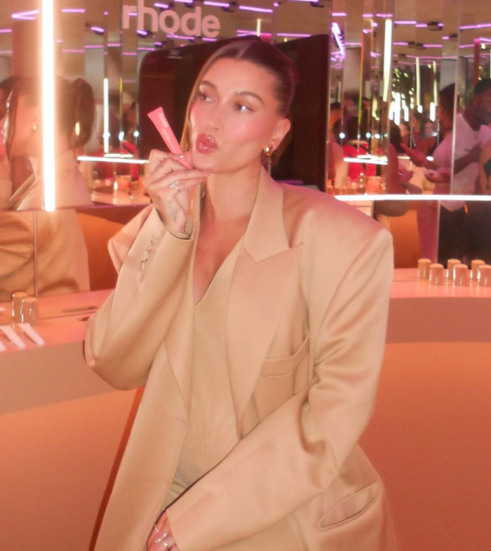 Hailey Bieber Praised For Reaction To Woman Who Called Her Brand Out For Not Being Inclusive Of Dark Skin Tones Hailey Bieber Praised For Reaction To Woman Who Called Her Brand Out For Not Being Inclusive Of Dark Skin Tones