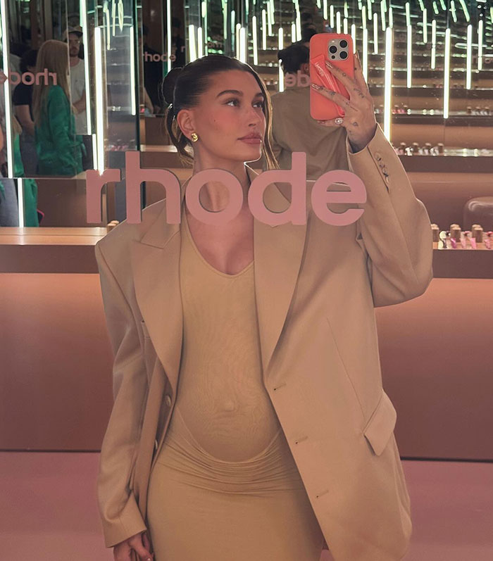 Hailey Bieber Praised For Reaction To Woman Who Called Her Brand Out For Not Being Inclusive Of Dark Skin Tones Hailey Bieber Praised For Reaction To Woman Who Called Her Brand Out For Not Being Inclusive Of Dark Skin Tones