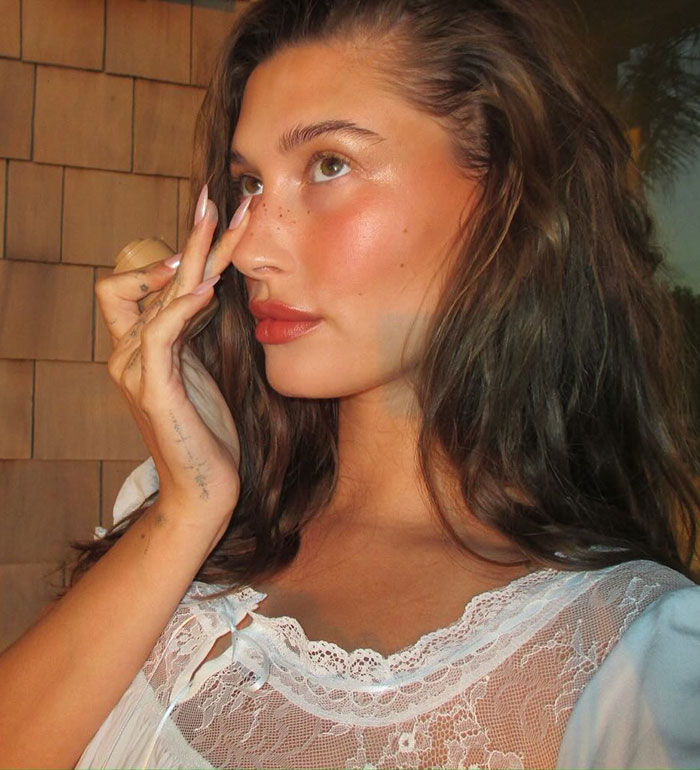 Hailey Bieber Praised For Reaction To Woman Who Called Her Brand Out For Not Being Inclusive Of Dark Skin Tones Hailey Bieber Praised For Reaction To Woman Who Called Her Brand Out For Not Being Inclusive Of Dark Skin Tones