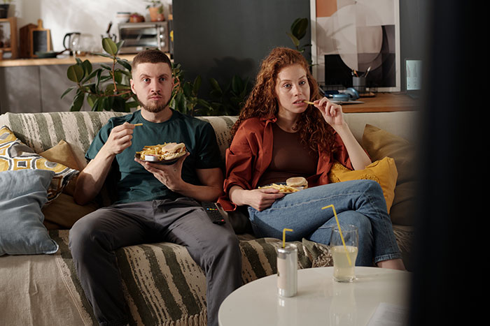 "Get Them Out Of Our House": Couple Is Confused After Friends Stay At Their House Way Longer "Get Them Out Of Our House": Couple Is Confused After Friends Stay At Their House Way Longer
