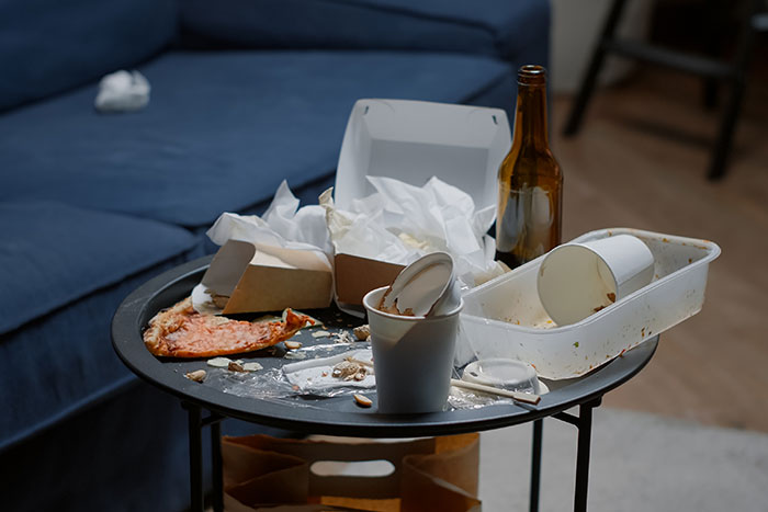 "Get Them Out Of Our House": Couple Is Confused After Friends Stay At Their House Way Longer "Get Them Out Of Our House": Couple Is Confused After Friends Stay At Their House Way Longer