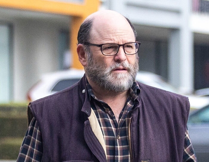 Seinfeld's Jason Alexander Looks Unrecognizable With Trim Frame And Scruffy Beard Seinfeld's Jason Alexander Looks Unrecognizable With Trim Frame And Scruffy Beard
