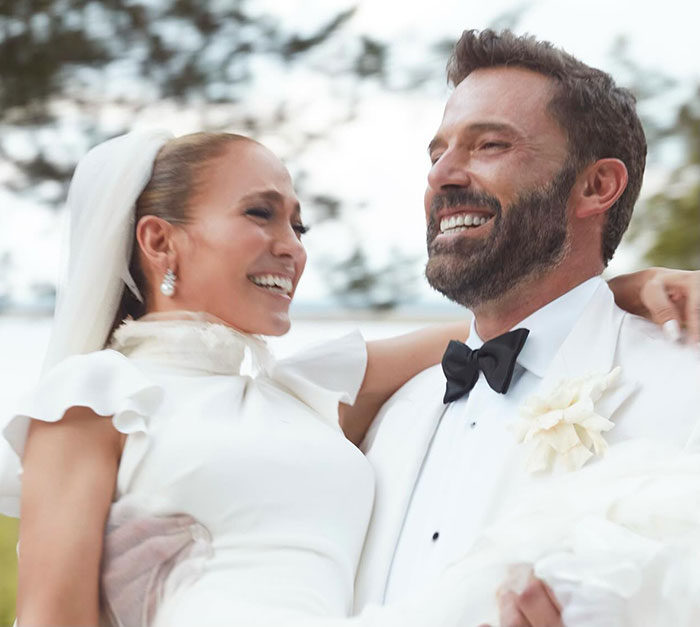 "Tasteless Dress": People React To Jennifer Lopez’s Revenge Dress At Ben Affleck’s Film Premiere "Tasteless Dress": People React To Jennifer Lopez’s Revenge Dress At Ben Affleck’s Film Premiere