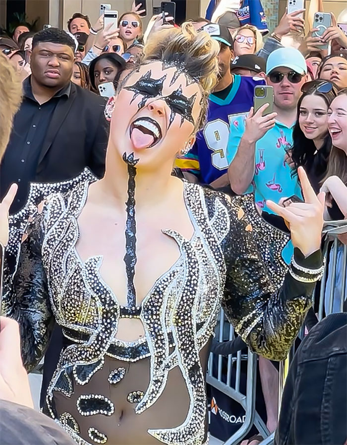 “She Has Really Lost Her Ways”: JoJo Siwa Has A Bulge In New Magazine Cover “She Has Really Lost Her Ways”: JoJo Siwa Has A Bulge In New Magazine Cover