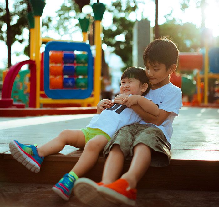 Netizens Praise Mom For Pouring Water On Son After His Pranks On Classmates Go Too Far Netizens Praise Mom For Pouring Water On Son After His Pranks On Classmates Go Too Far