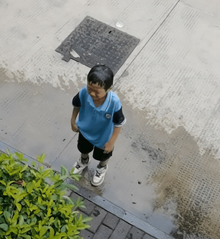 Netizens Praise Mom For Pouring Water On Son After His Pranks On Classmates Go Too Far Netizens Praise Mom For Pouring Water On Son After His Pranks On Classmates Go Too Far