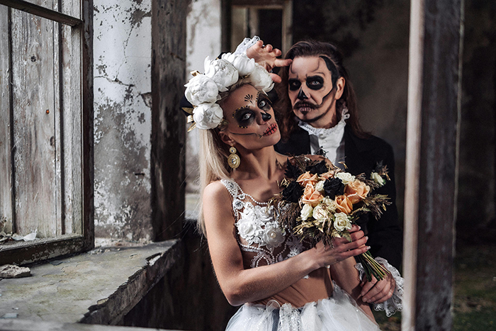 25 Guests Start Complaining Over This Bride's Halloween Wedding Theme, She Cancels Their Invites 25 Guests Start Complaining Over This Bride's Halloween Wedding Theme, She Cancels Their Invites