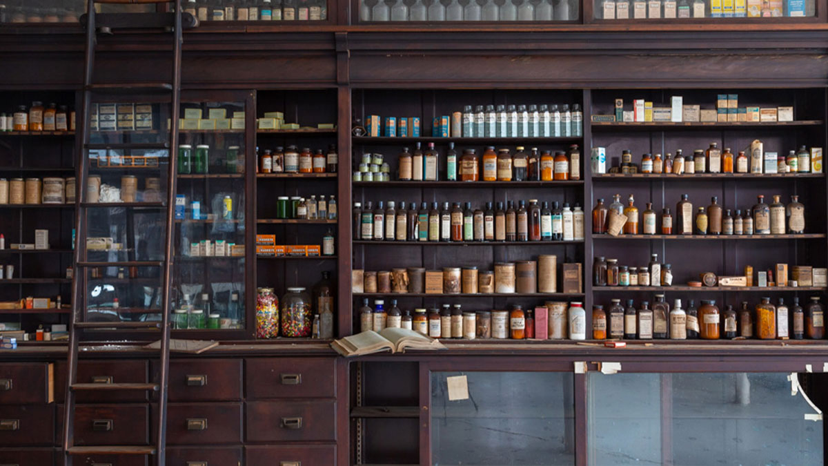 I Discovered A Pharmacy That Was Abandoned In The 1990s (15 Pics)