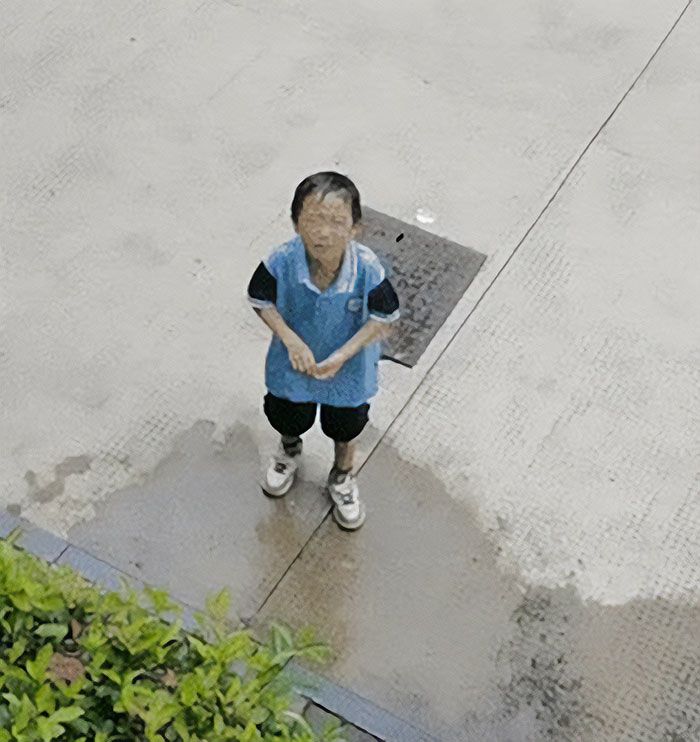 Netizens Praise Mom For Pouring Water On Son After His Pranks On Classmates Go Too Far Netizens Praise Mom For Pouring Water On Son After His Pranks On Classmates Go Too Far