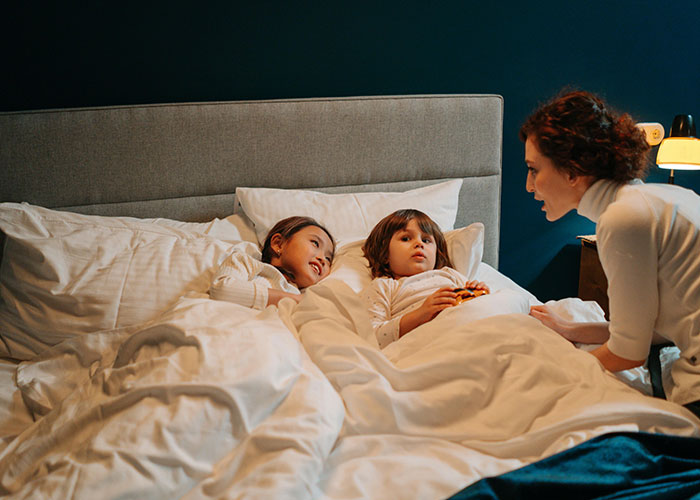 Delusional Parents Think Woman Is Their Free Babysitter On Vacation, She Crushes Their Entitlement Delusional Parents Think Woman Is Their Free Babysitter On Vacation, She Crushes Their Entitlement