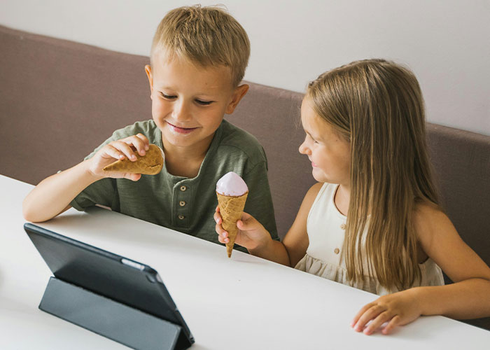 Delusional Parents Think Woman Is Their Free Babysitter On Vacation, She Crushes Their Entitlement Delusional Parents Think Woman Is Their Free Babysitter On Vacation, She Crushes Their Entitlement