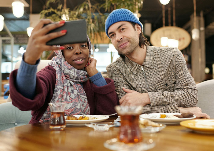 Man Calls Out Wife For Not Tipping A Server After She Denied Her Request, Gets A Reality Check Man Calls Out Wife For Not Tipping A Server After She Denied Her Request, Gets A Reality Check