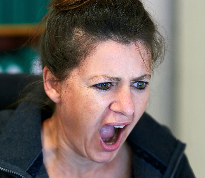 “I Don’t Work Here, Lady”: Karen Wrongly Assumes Customer Is An Employee, Physically Hurts Her “I Don’t Work Here, Lady”: Karen Wrongly Assumes Customer Is An Employee, Physically Hurts Her