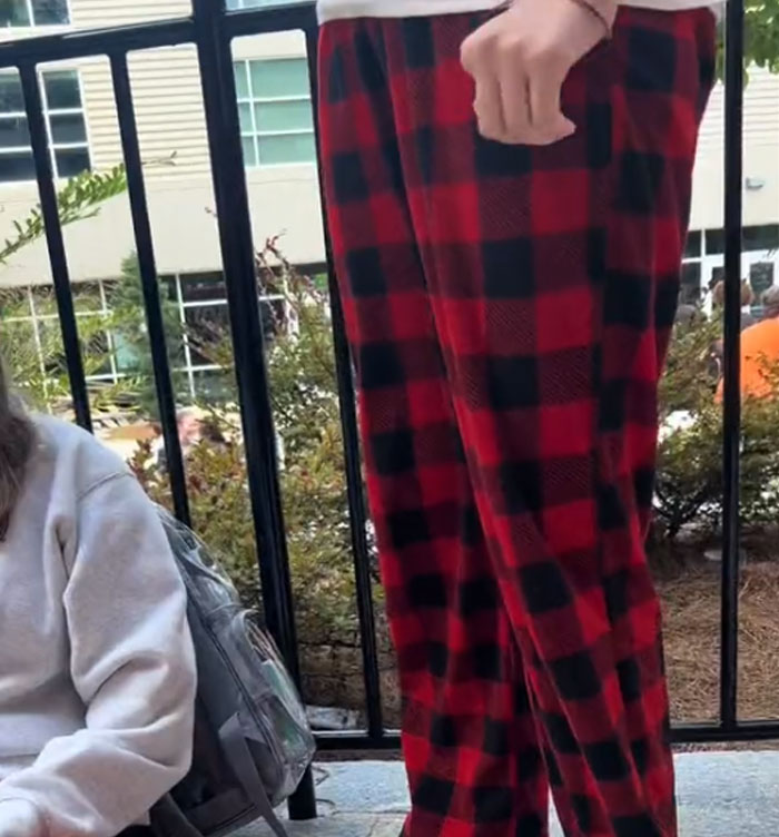 Non-Americans Are Shocked At The Cultural Difference Of What Students Wear To School In The US Non-Americans Are Shocked At The Cultural Difference Of What Students Wear To School In The US