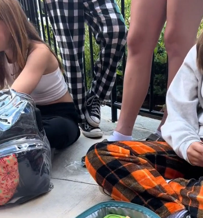 Non-Americans Are Shocked At The Cultural Difference Of What Students Wear To School In The US Non-Americans Are Shocked At The Cultural Difference Of What Students Wear To School In The US