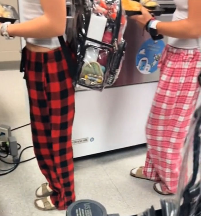 Non-Americans Are Shocked At The Cultural Difference Of What Students Wear To School In The US Non-Americans Are Shocked At The Cultural Difference Of What Students Wear To School In The US