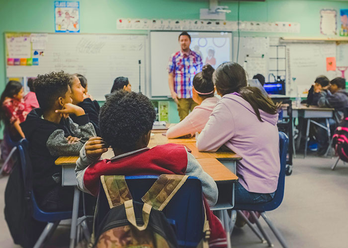 Non-Americans Are Shocked At The Cultural Difference Of What Students Wear To School In The US Non-Americans Are Shocked At The Cultural Difference Of What Students Wear To School In The US