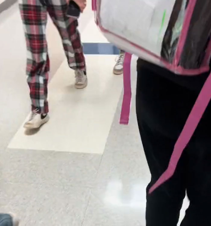 Non-Americans Are Shocked At The Cultural Difference Of What Students Wear To School In The US Non-Americans Are Shocked At The Cultural Difference Of What Students Wear To School In The US