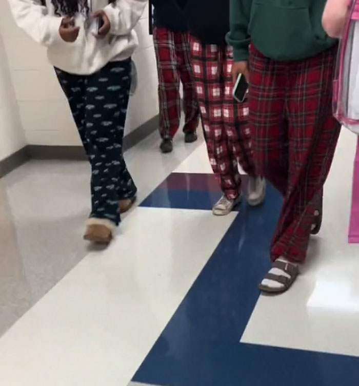 Non-Americans Are Shocked At The Cultural Difference Of What Students Wear To School In The US Non-Americans Are Shocked At The Cultural Difference Of What Students Wear To School In The US