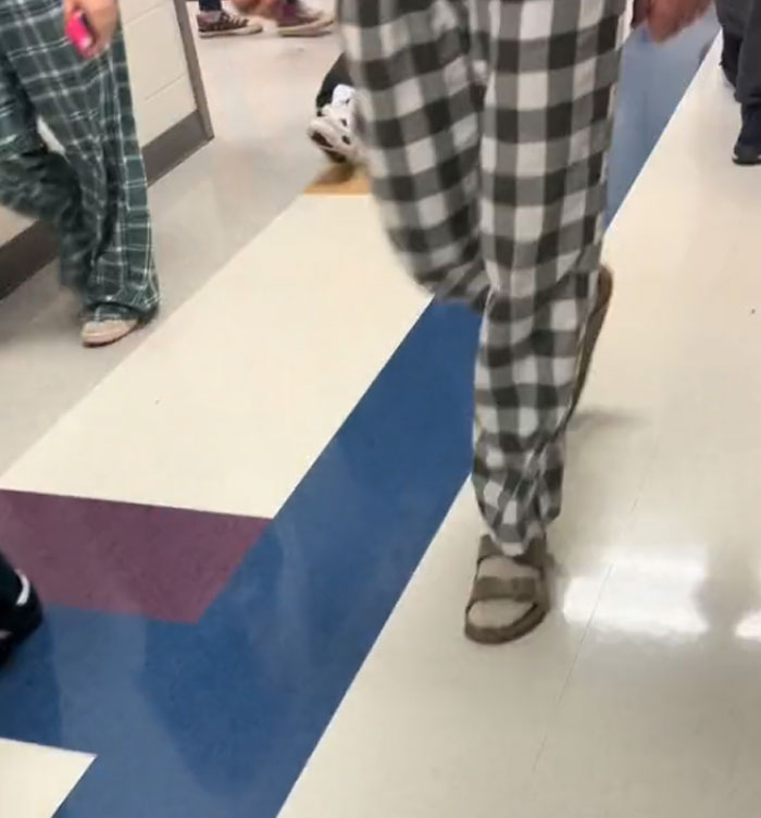 Non-Americans Are Shocked At The Cultural Difference Of What Students Wear To School In The US Non-Americans Are Shocked At The Cultural Difference Of What Students Wear To School In The US