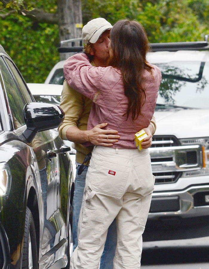 Jeremy Allen White Shares Intense Kiss With Co-Star Molly Gordon Weeks After Rosalia Breakup Jeremy Allen White Shares Intense Kiss With Co-Star Molly Gordon Weeks After Rosalia Breakup