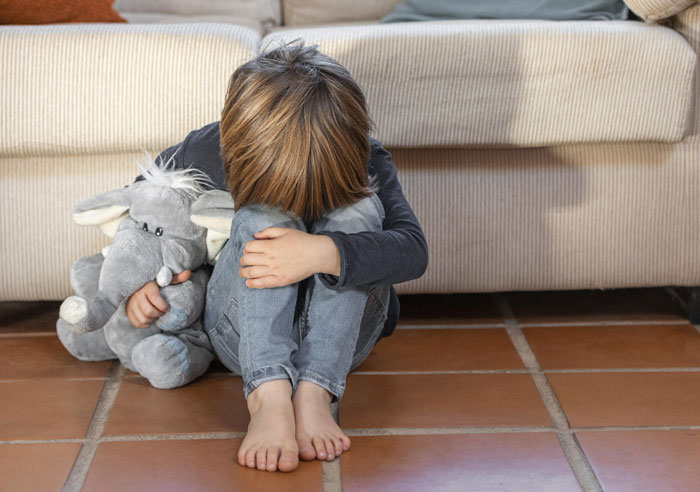 Wife Ghosts Husband Of 17 Years And 3 Kids After Her Lover Passes Away, Husband Is Shocked Wife Ghosts Husband Of 17 Years And 3 Kids After Her Lover Passes Away, Husband Is Shocked