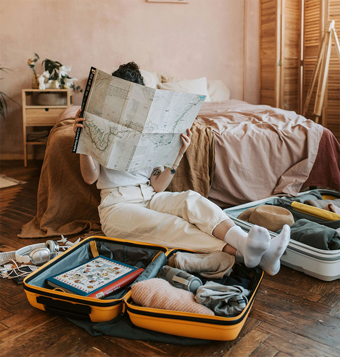 Man Demands Sister Cancel Her Trip To Pay $10k For His Surgery, Internet Gets Suspicious Man Demands Sister Cancel Her Trip To Pay $10k For His Surgery, Internet Gets Suspicious