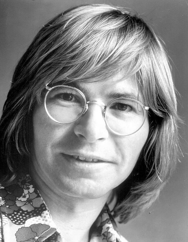 800px-John_Denver_1974-6703e9706cfca.jpg