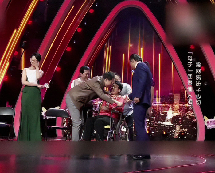 "Faith In Humanity Restored": Policeman Pretends To Be Couple’s Late Son To Comfort Disabled Mom "Faith In Humanity Restored": Policeman Pretends To Be Couple’s Late Son To Comfort Disabled Mom