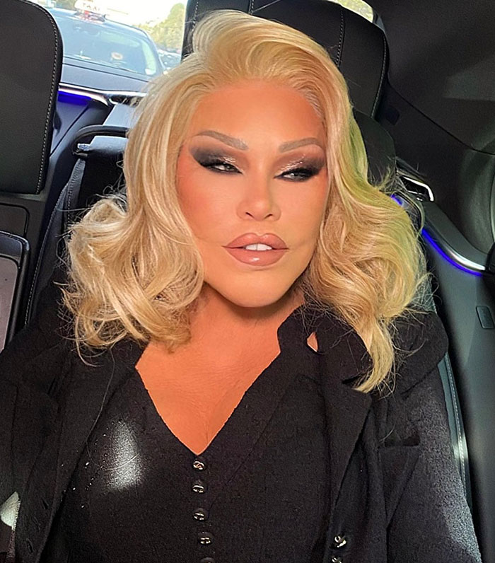 Jocelyn Wildenstein, 82, Looks Youthful As She Shares Kiss With Younger Fiancé Lloyd Jocelyn Wildenstein, 82, Looks Youthful As She Shares Kiss With Younger Fiancé Lloyd