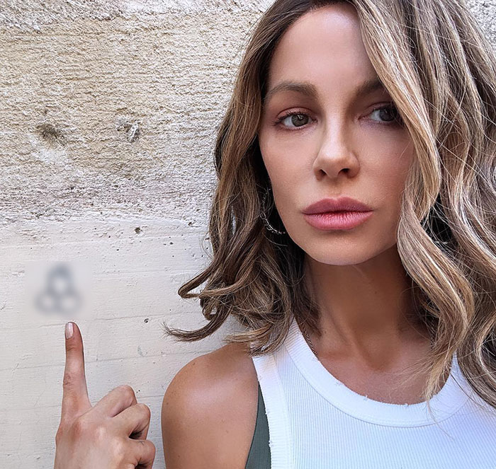 Balls And Ovaries: Kate Beckinsale’s Red-Carpet “Ballerina” Dress Gets Ridiculed Balls And Ovaries: Kate Beckinsale’s Red-Carpet “Ballerina” Dress Gets Ridiculed