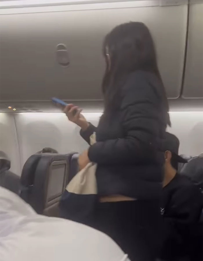 Hilarious Theme Song Accompanies Racist Woman As She’s Removed From Flight Hilarious Theme Song Accompanies Racist Woman As She’s Removed From Flight