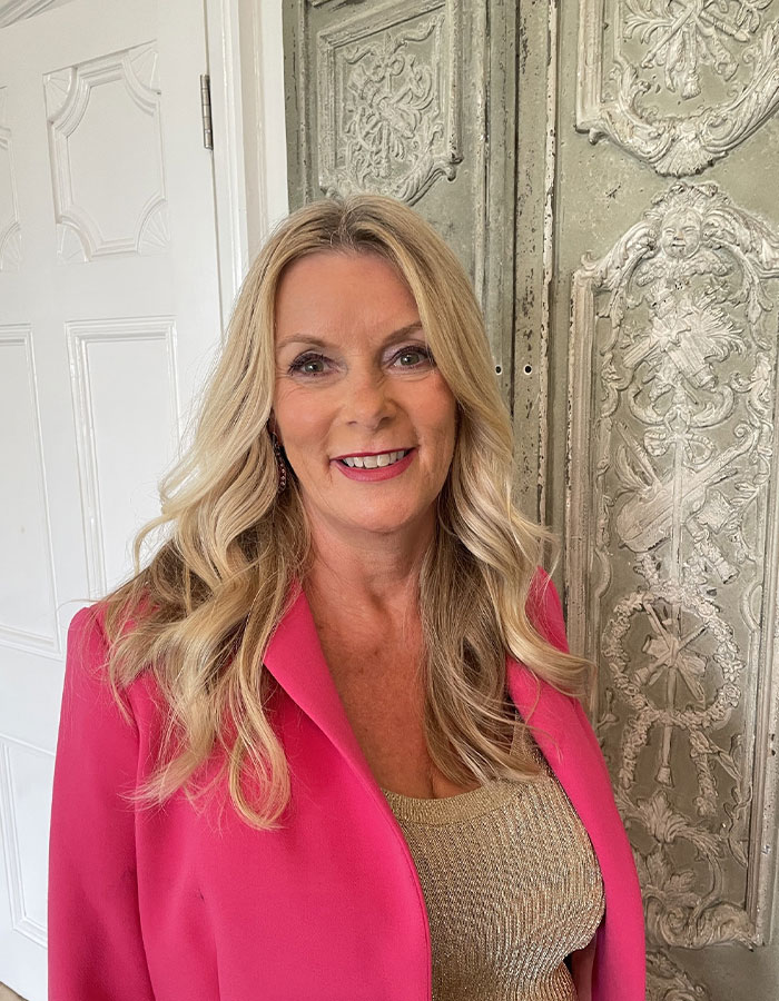 61YO Divides Internet After Calling Halloween A 'Complete Waste Of Time And Money' 61YO Divides Internet After Calling Halloween A 'Complete Waste Of Time And Money'