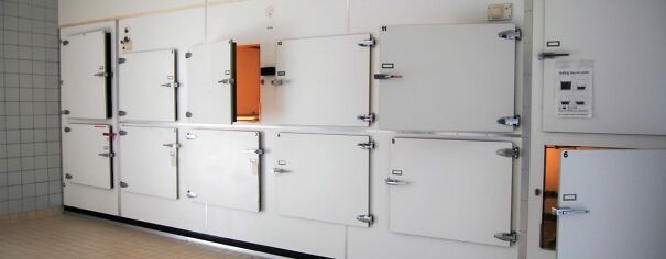 RefrigeraciC3B3n-de-cadaveres-en-una-morgue-1-1140x445-1.jpg