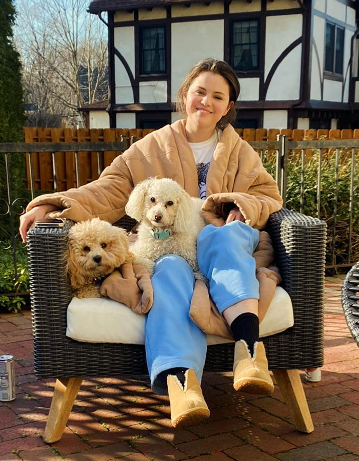 “We Are Here For You”: Selena Gomez Reveals Why She No Longer Sleeps In Her Bedroom “We Are Here For You”: Selena Gomez Reveals Why She No Longer Sleeps In Her Bedroom