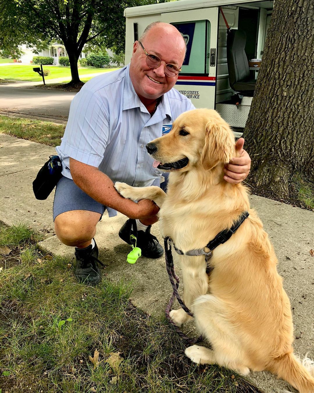 Mailman Finds A Hilarious Way To Greet Beloved Dog Each Morning On His Route Mailman Finds A Hilarious Way To Greet Beloved Dog Each Morning On His Route