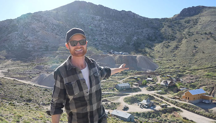 Man Documents Changes He’s Made In Ghost Town He Bought For $1.4 Million Man Documents Changes He’s Made In Ghost Town He Bought For $1.4 Million